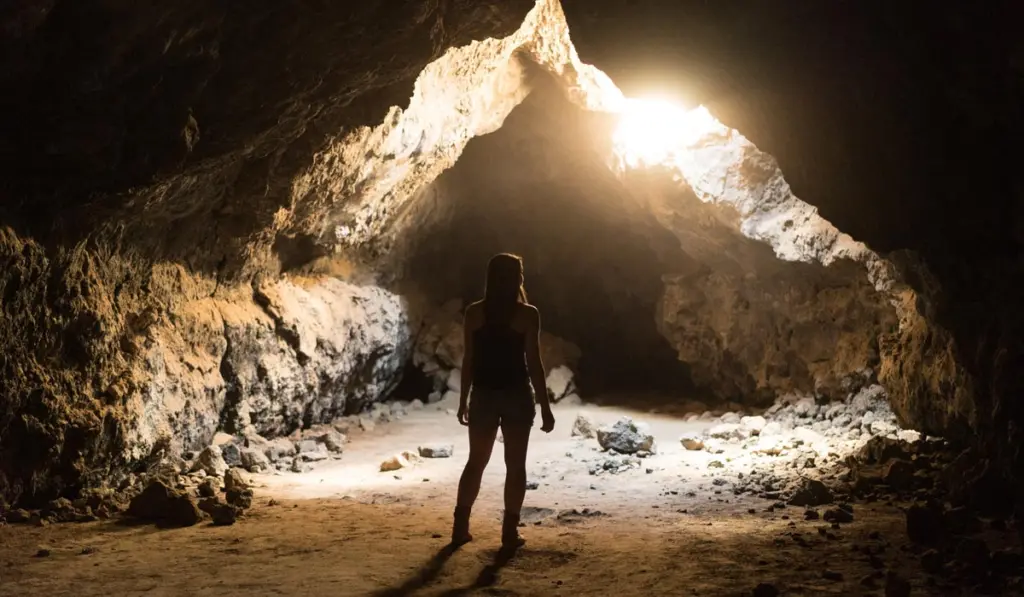 ฝันเห็นถ้ำสว่าง แสงจ้าคาตา ตีเลขเด็ดส่งท้ายปีเก่า